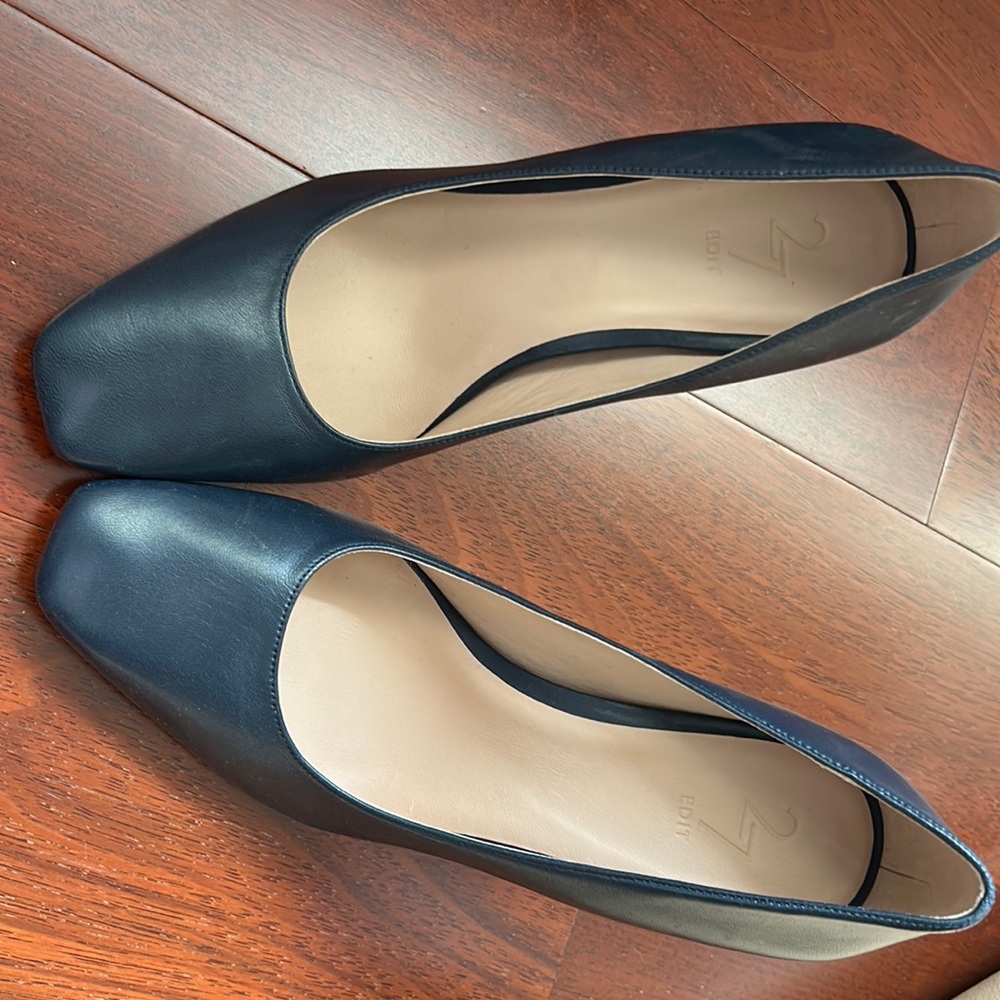 Navy Blue size 8.5 W pumps